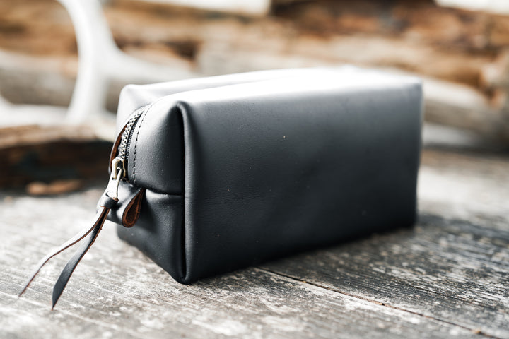 LEATHER TOILETRY BAG - Black