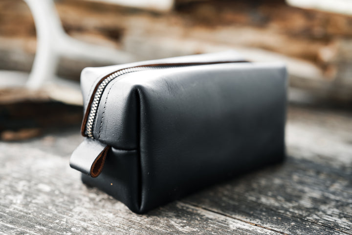 LEATHER TOILETRY BAG - Black
