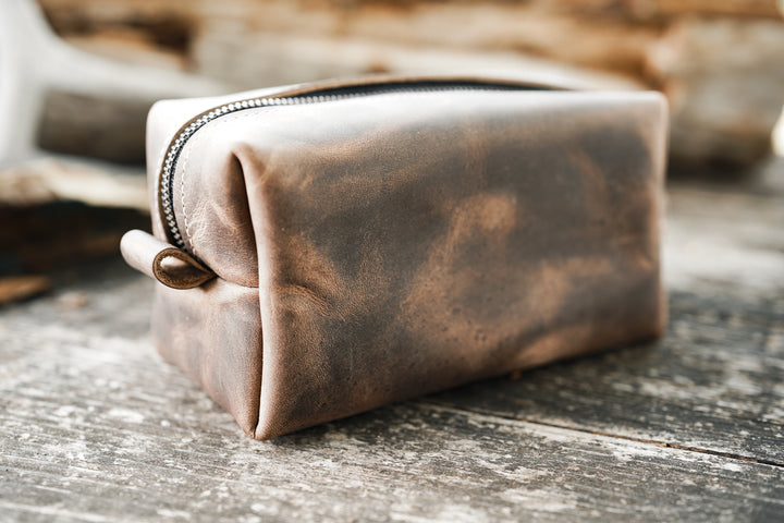 LEATHER TOILETRY BAG - Concrete